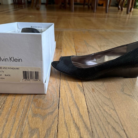 Calvin Klein black snake, peep toe wedge, sz 10, NIB - Picture 2 of 3